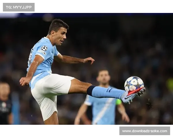 【欧冠联赛赛事·赛中·特写》罗德里红牌离场，曼城中场捂脸摇头步下场